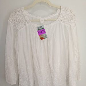 White 3/4 sleeve top with embroider style collar